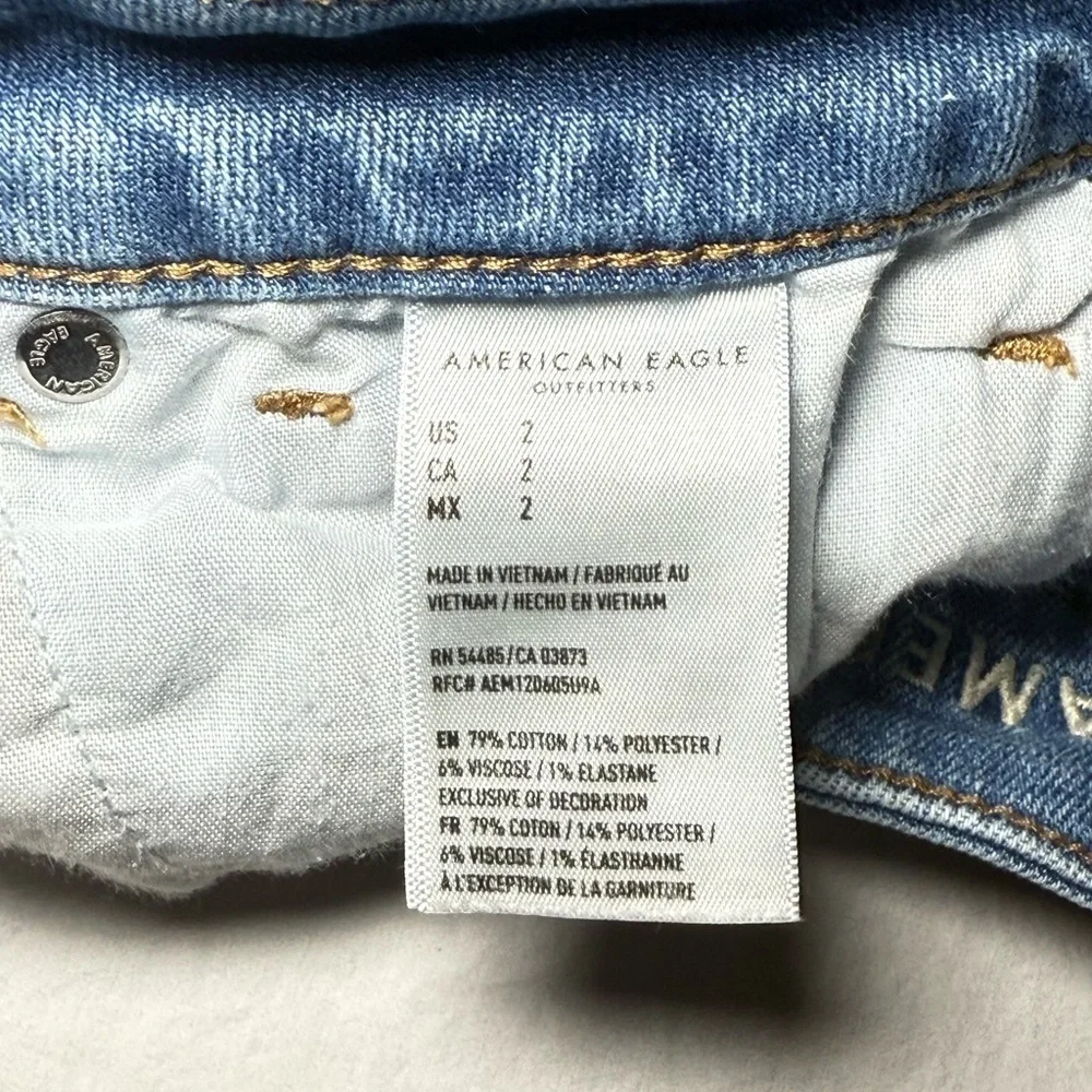 American Eagle Outfitters Women's Roll Cuff Medium Wash Mom Shorts Size 2 EUC - Picture 5 of 10